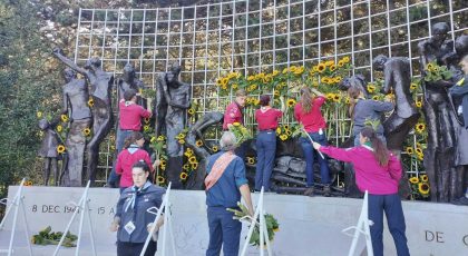 Bloemen insteken herdenking
